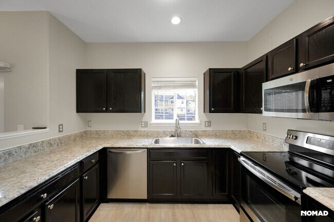 Building Photo - Spacious Townhome in Aurora