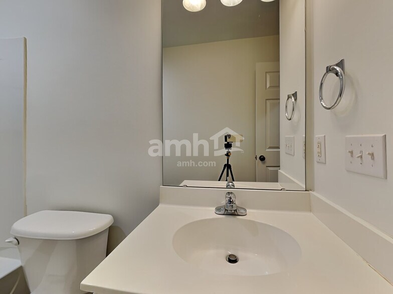 Building Photo - 300 Pemaquid Ct