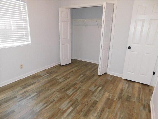 Building Photo - 137 Riverside Dr