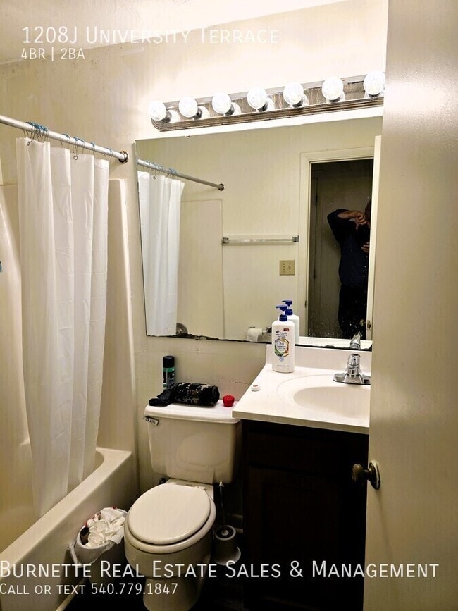 Building Photo - 1208J University Terrace-