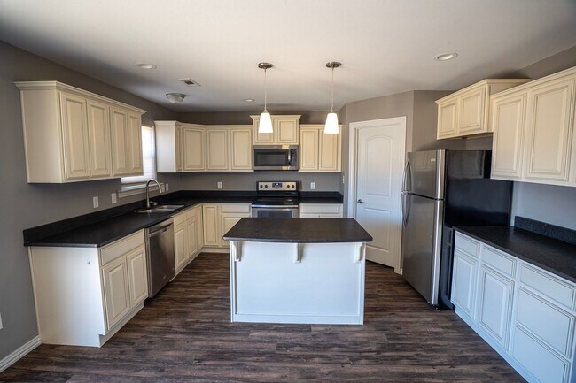 Building Photo - Stunning 3 bedroom, 2 bathroom Home available in Prairie Grove!