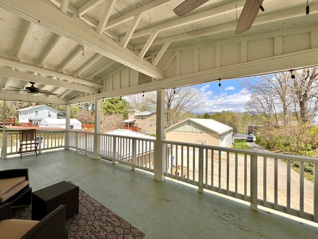Building Photo - Charming 2 Bedroom Home - All utilities in...