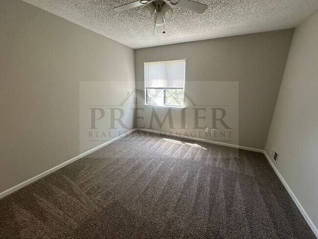 Building Photo - 3 bed / 1 bath duplex for rent - $1425- re...