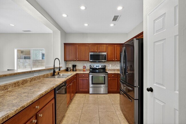 Building Photo - 697 W Oak Tree Ln