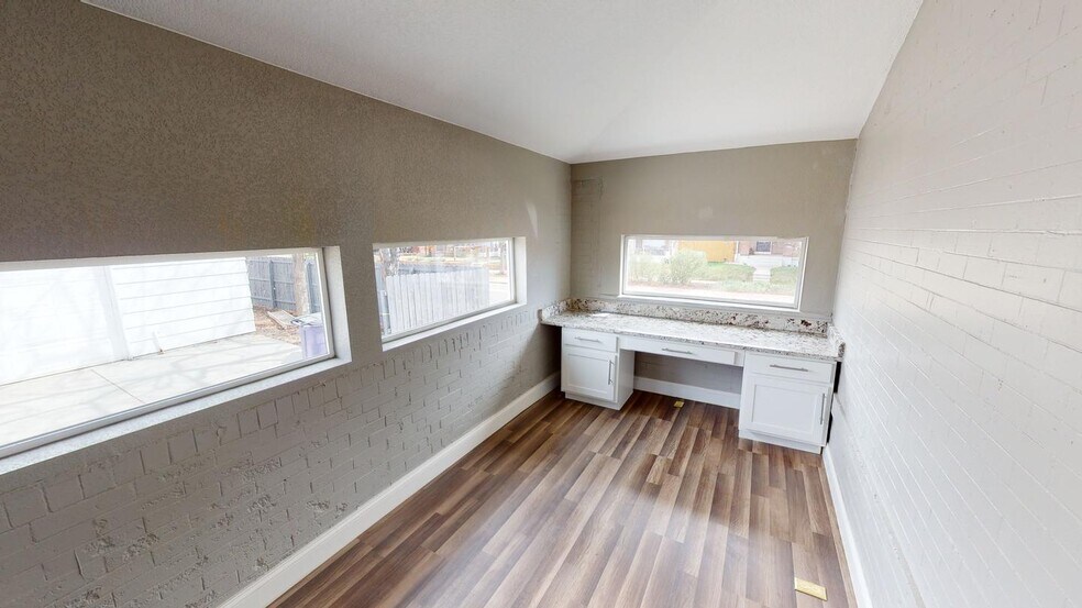 Building Photo - Beautifully renovated Sunnyside home with large backyard