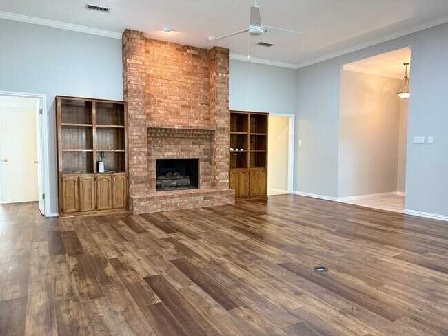 Building Photo - House For Rent