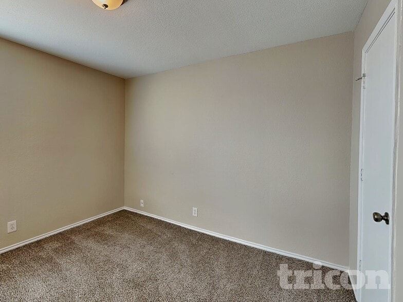 Building Photo - 7307 Circle Farm