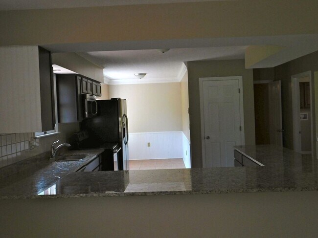 Building Photo - 5 acres and a Large 6 bedroom house. Extra garages and sheds.