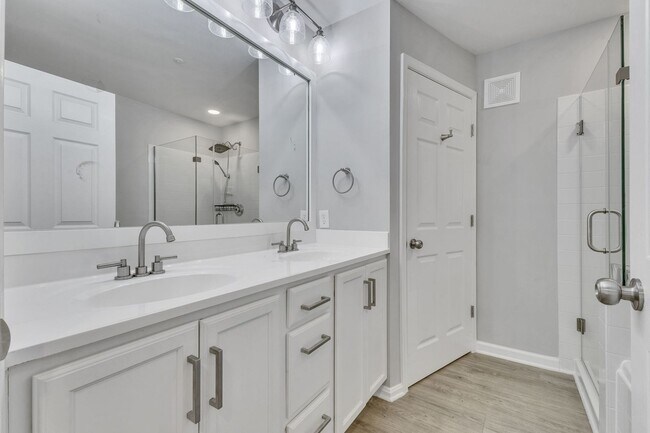 Building Photo - Stylish Condo Near Van Dorn Metro with Dual En Suites