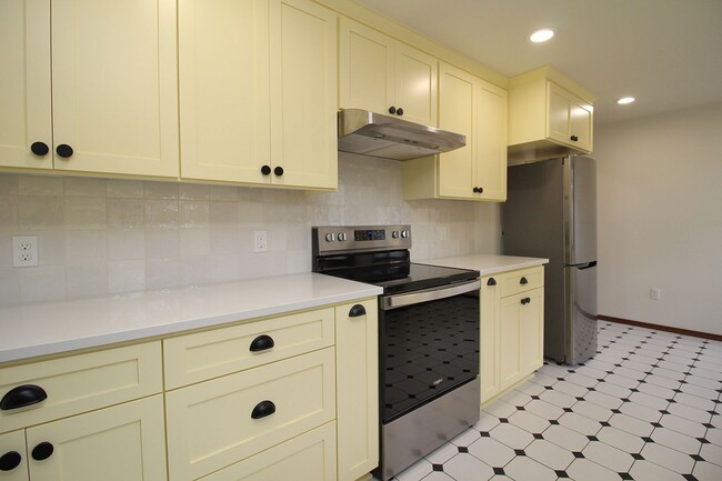 Building Photo - 2890 SW 89th Ave