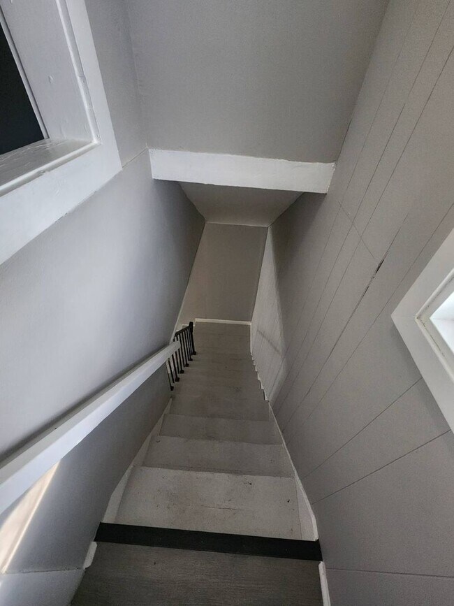 Building Photo - Charming 2-Bedroom Property in Prime Location