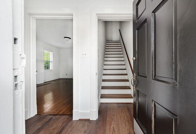 Building Photo - 819 Weedon St