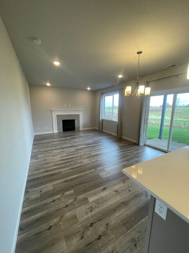 Building Photo - ** MOVE IN SPECIAL!** Must See in NE Albany!