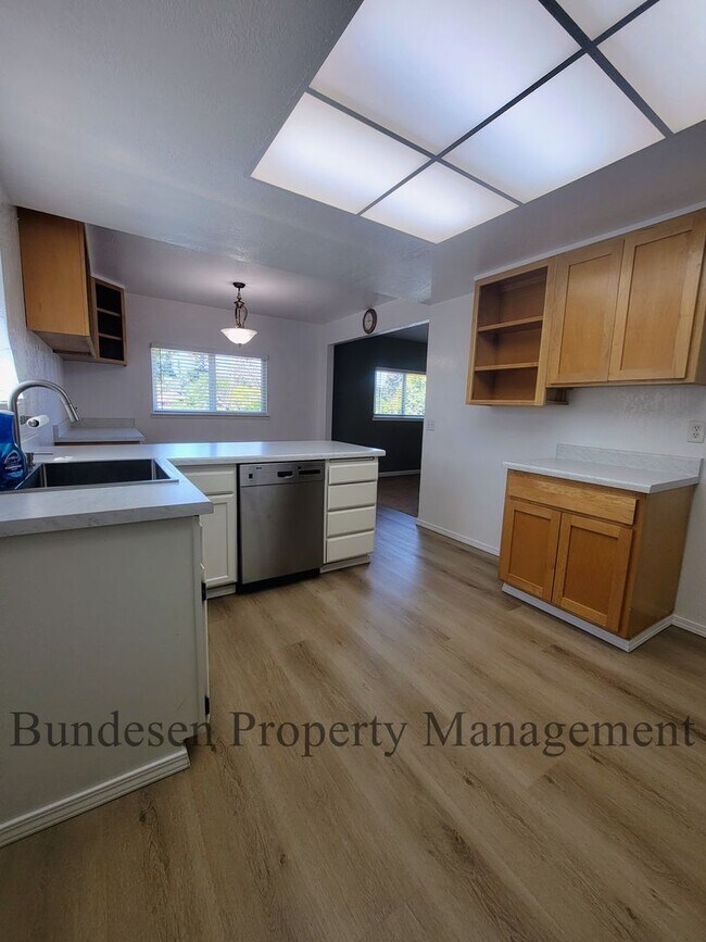 Building Photo - Spacious Westside 5BR Home in Petaluma - E...