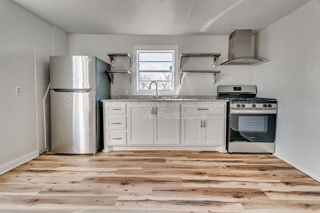 Building Photo - 620 W Acres St