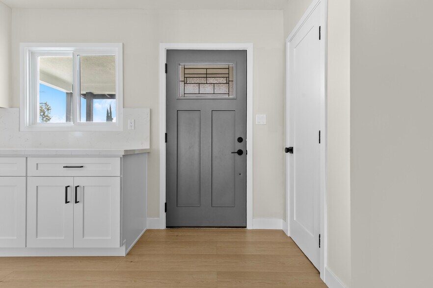 Building Photo - 6921 Bluebell Ave