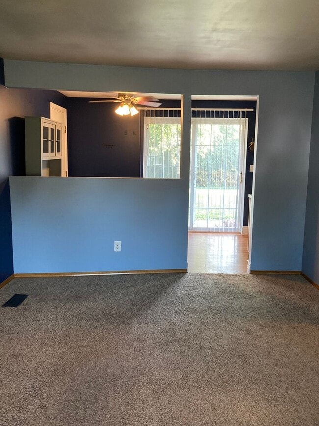 Building Photo - 3 Bedroom, 1 Bath Ranch Home w/Attached 1 ...