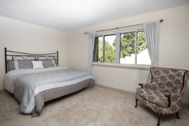 Building Photo - 804 Fairways Dr