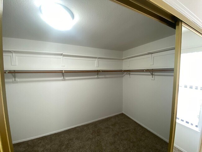 Building Photo - 5201 Sweetwater Dr NW
