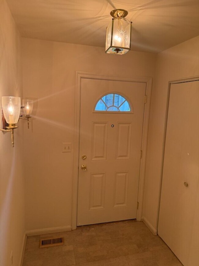 Building Photo - Updated 4BR Townhome!