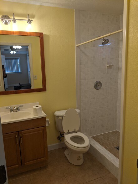 Building Photo - 2601 Bonneville Dr