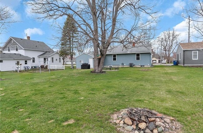 Building Photo - 3 Bedroom 1 Bath Home in St. Joseph!