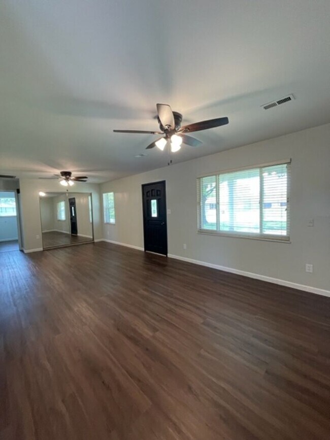 Building Photo - Maryville 37801 - 3 bedroom, 1.5 bath home - Contact Debra Johnson (865) 591-8281