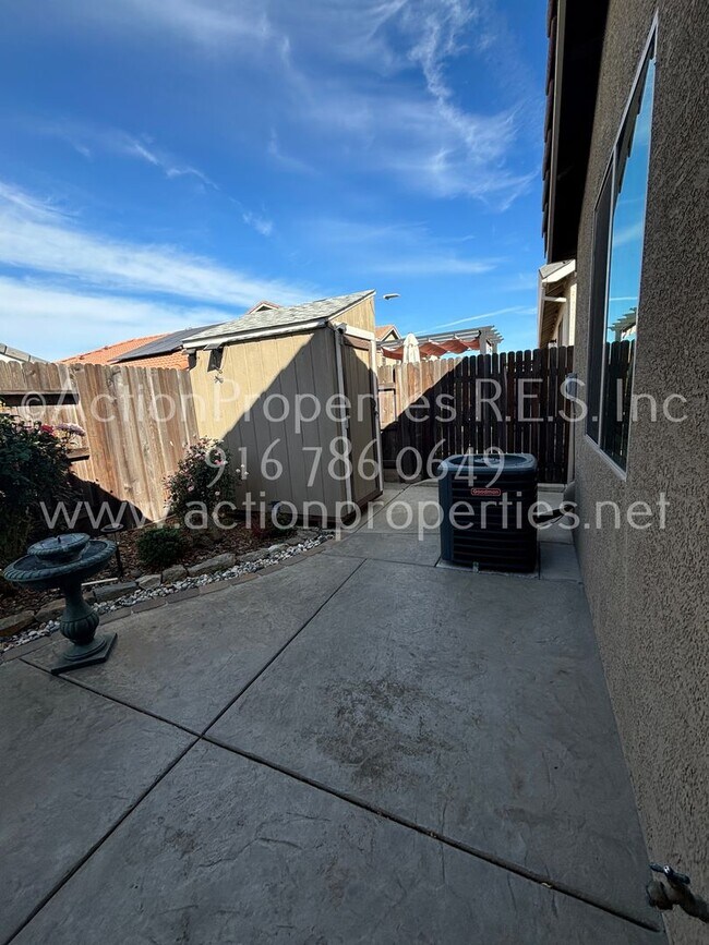 Building Photo - Solar Rocklin Gated Single Story: Close To Shopping 3 Bedroom 2 Bath, Covered Patio, Low Maintena...