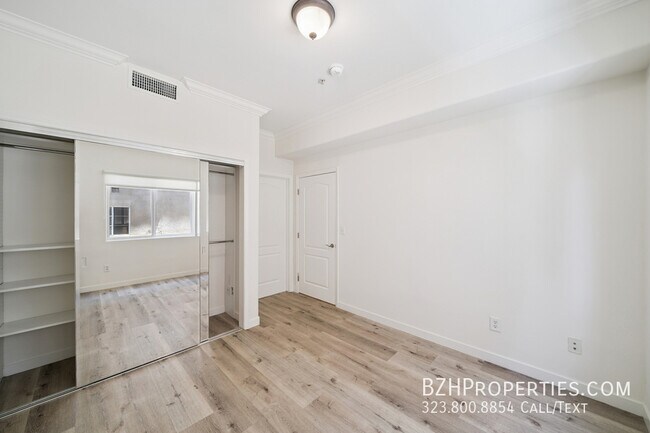 Building Photo - 2334 S Bentley Ave