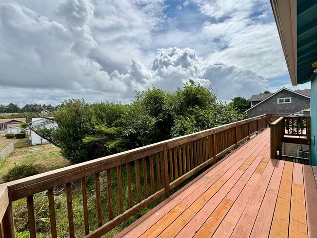 Building Photo - Ocean Park 2-Story Home, Deck with Views, Separate Living Spaces