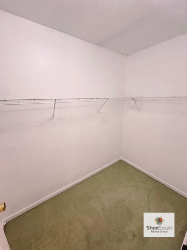 Building Photo - Updated 3 Bed 3.5 Bath Condo