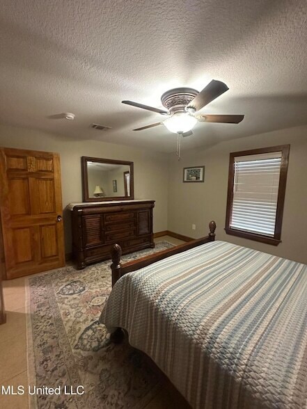 Building Photo - 10325 Clearwater Rd