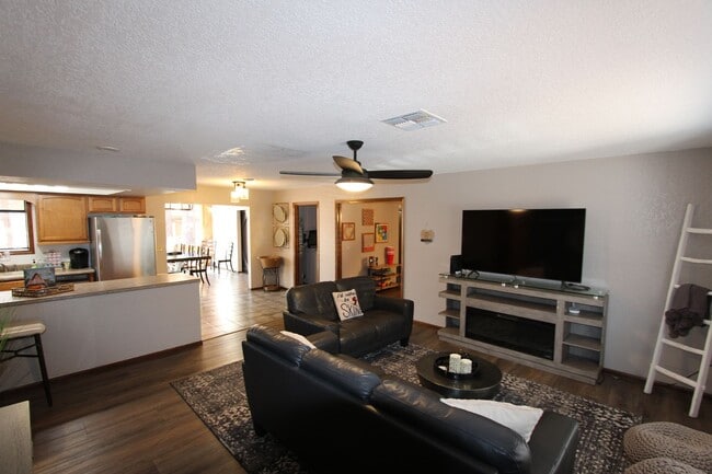 Building Photo - Fully Furnished 4-Bed Home in Kachina Village with Bonus Rec Room