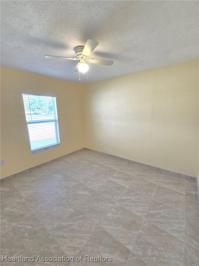 Building Photo - 613 Memorial Dr