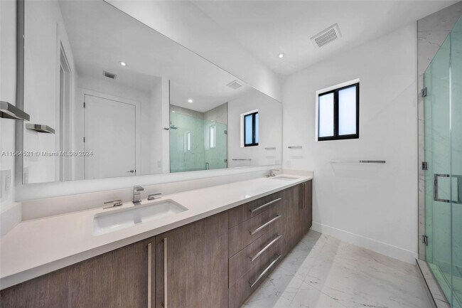 Building Photo - 2921 SW 26th St