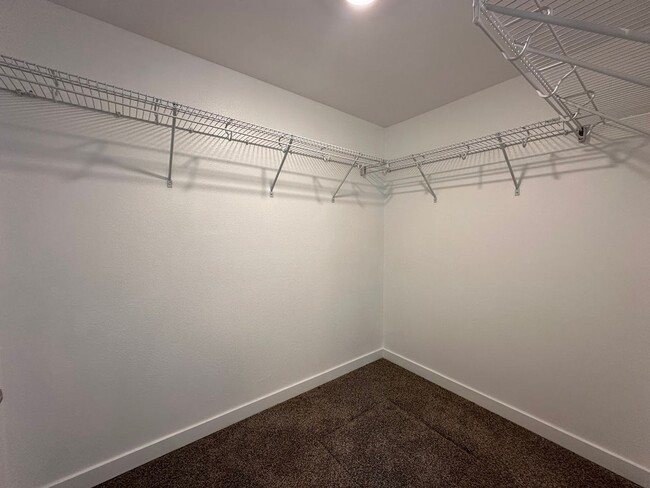 Building Photo - Modern & Stylish 4 Bed, 2.5 Bath Remodel!