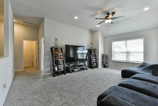 Building Photo - 6306 Golden Gate Dr