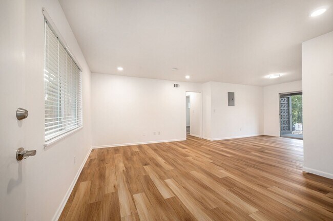 Building Photo - ONE MONTH FREE! 2Bedroom/2 Full Bath Newly...