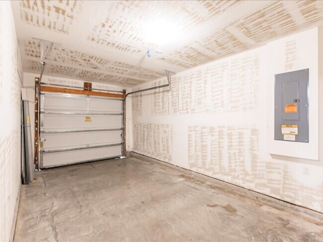 Building Photo - Your Season to Settle In – 3BR/2BA Duplex ...