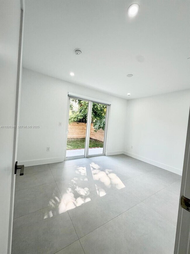 Building Photo - 524 NE 65th St