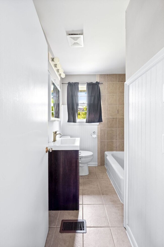 Building Photo - Beautifully Updated 3BR/1.5BA Home in Coveted Caldwell Hall!