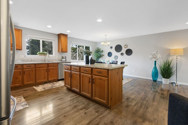Building Photo - Wonderful 4 Bedroom, 3 Bath Home in Federal Way with Double Balconies and Family Room!