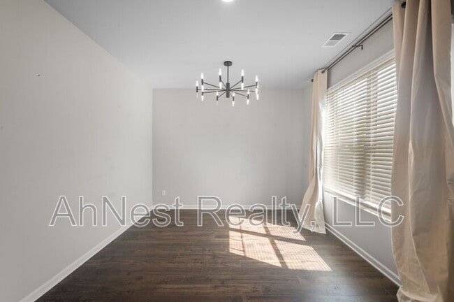 Building Photo - 3012 Hawthorn Farm Blvd