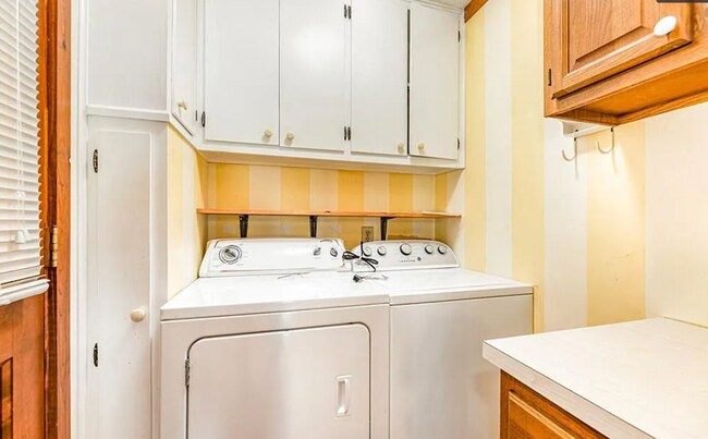 Building Photo - Charming ranch home 3 bedrooms and 2 bathrooms in Burlington w/ 5 garage spaces.