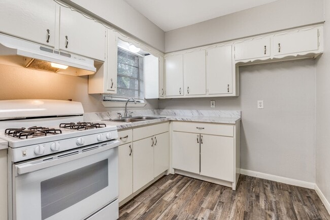 Building Photo - 404 Darlene Ln