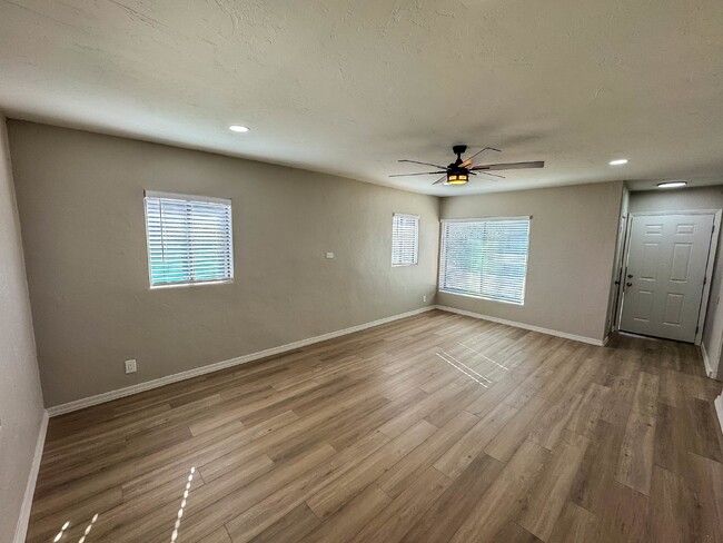 Building Photo - "Charming 2-Bed Oasis in Tucson's Heart – ...