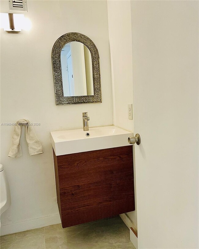 Building Photo - 1450 Brickell Bay Dr