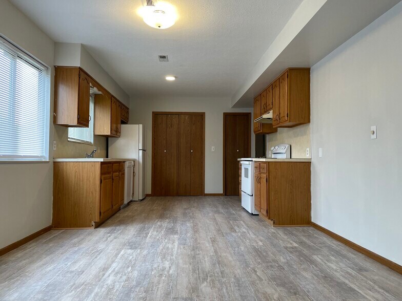 Building Photo - 1831 Cloveridge Dr