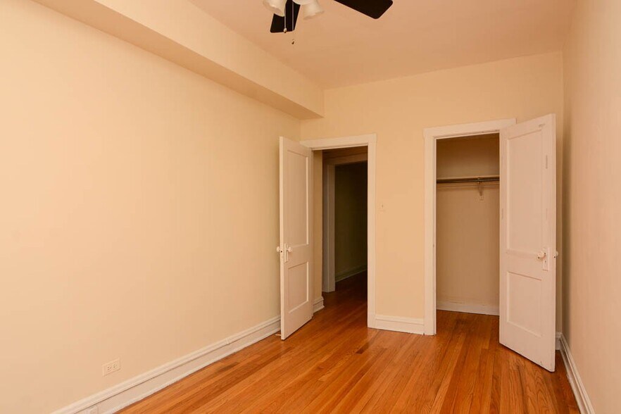 Building Photo - 3530 N Racine Ave