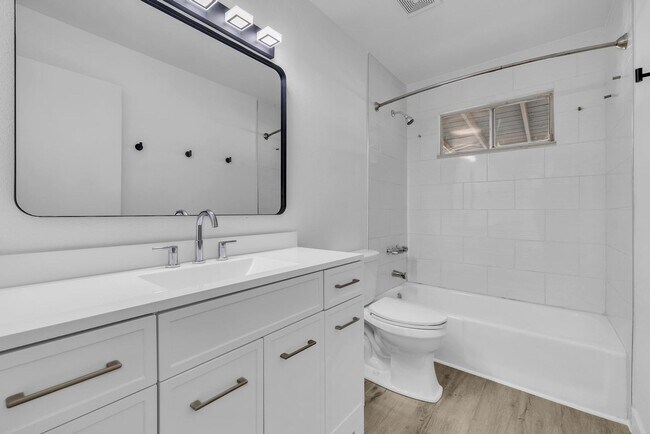 Building Photo - ASU 5 BEDROOM/ 2 BATH WITH POOL!!